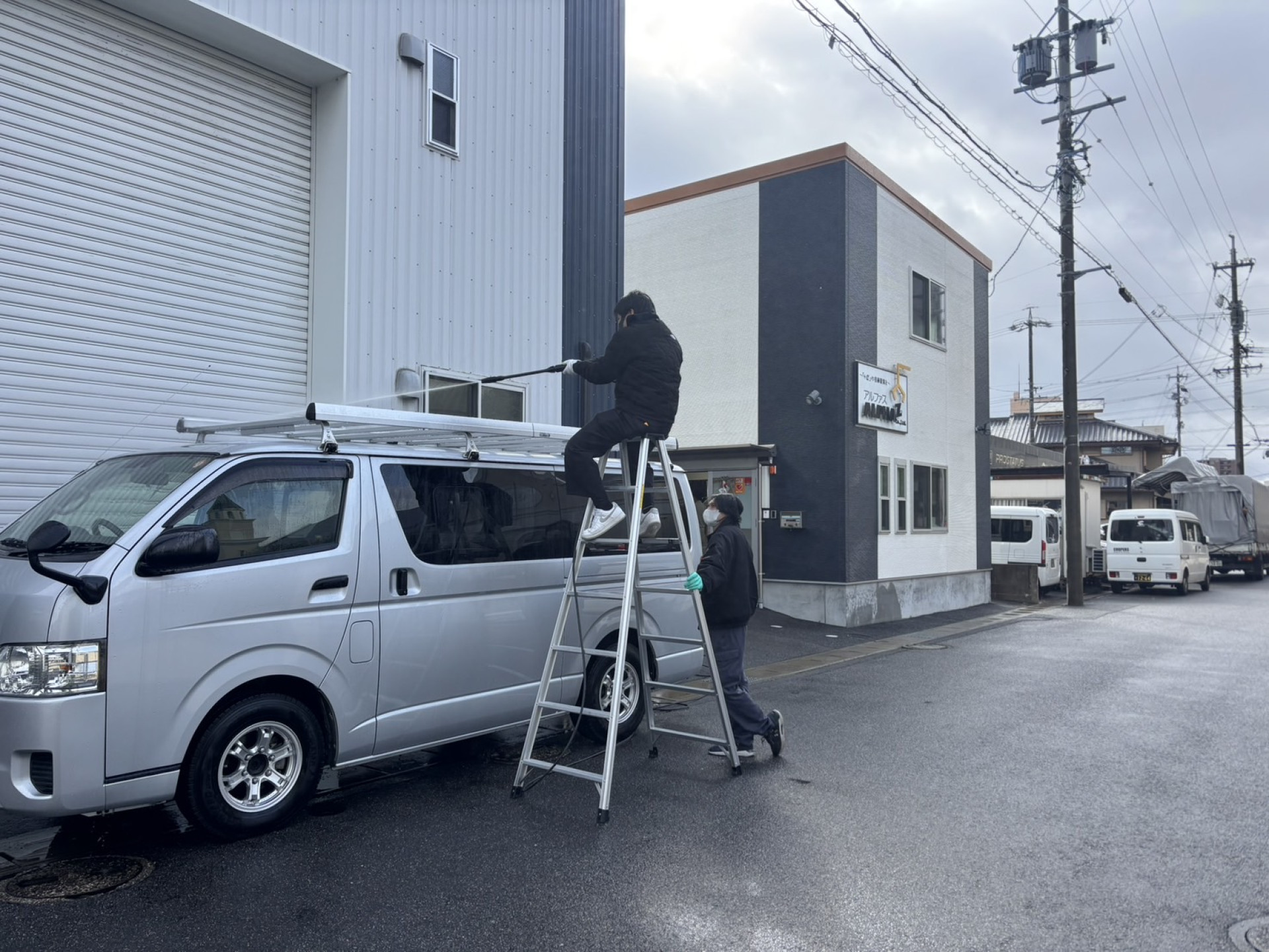 チームヤングによる洗車の様子